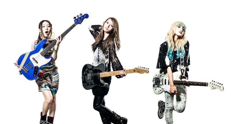 左からSCANDALのTOMOMI、HARUNA、MAMI。