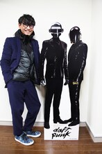 Daft Punkの立て看板の隣で笑顔を見せる山口一郎（サカナクション）。