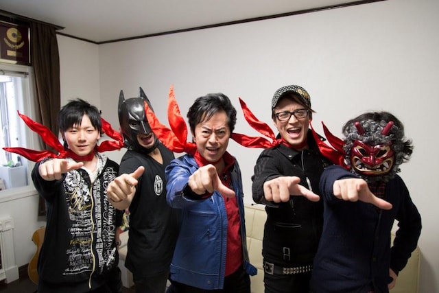 水木一郎（中央）と鋼鉄電脳少女帯。