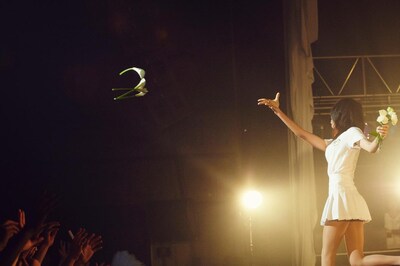 アンコールで客席に花を投げ入れるアヴちゃん（Vo）。（撮影：中野修也）