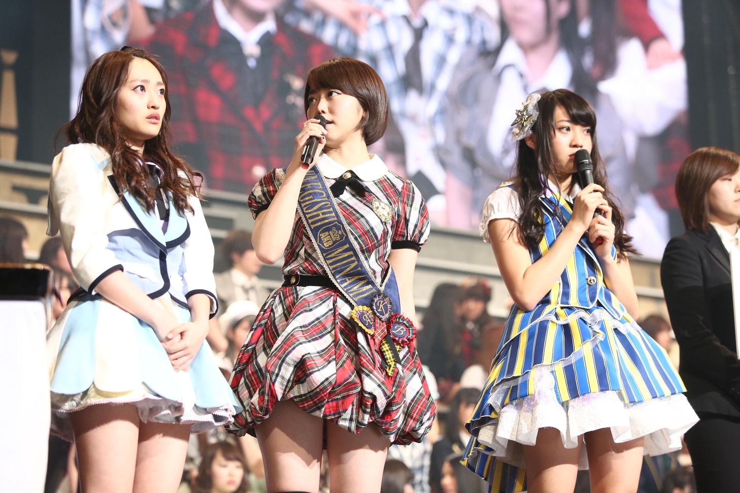 左から小谷里歩、峯岸みなみ、木崎ゆりあ。 (c)AKS