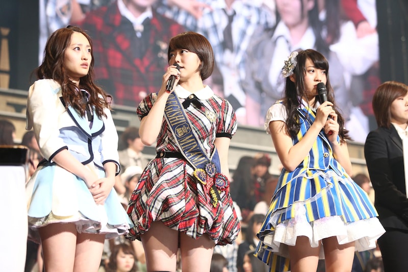 左から小谷里歩、峯岸みなみ、木崎ゆりあ。 (c)AKS