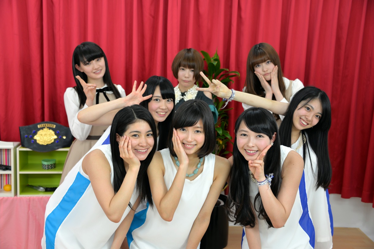 番組終了後、さんみゅ～、中田花奈、松村沙友理とともに記念撮影する後藤まりこ（写真奥中央）。