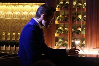 EXILE ATSUSHI「MAKE A MIRACLE」ビデオクリップのワンシーン。