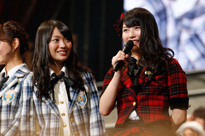 左から北原里英、横山由依。 (c)AKS