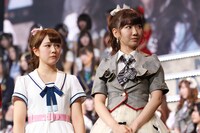 左から村重杏奈、柏木由紀。 (c)AKS