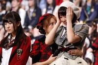 藤江れいな（手前） (c)AKS