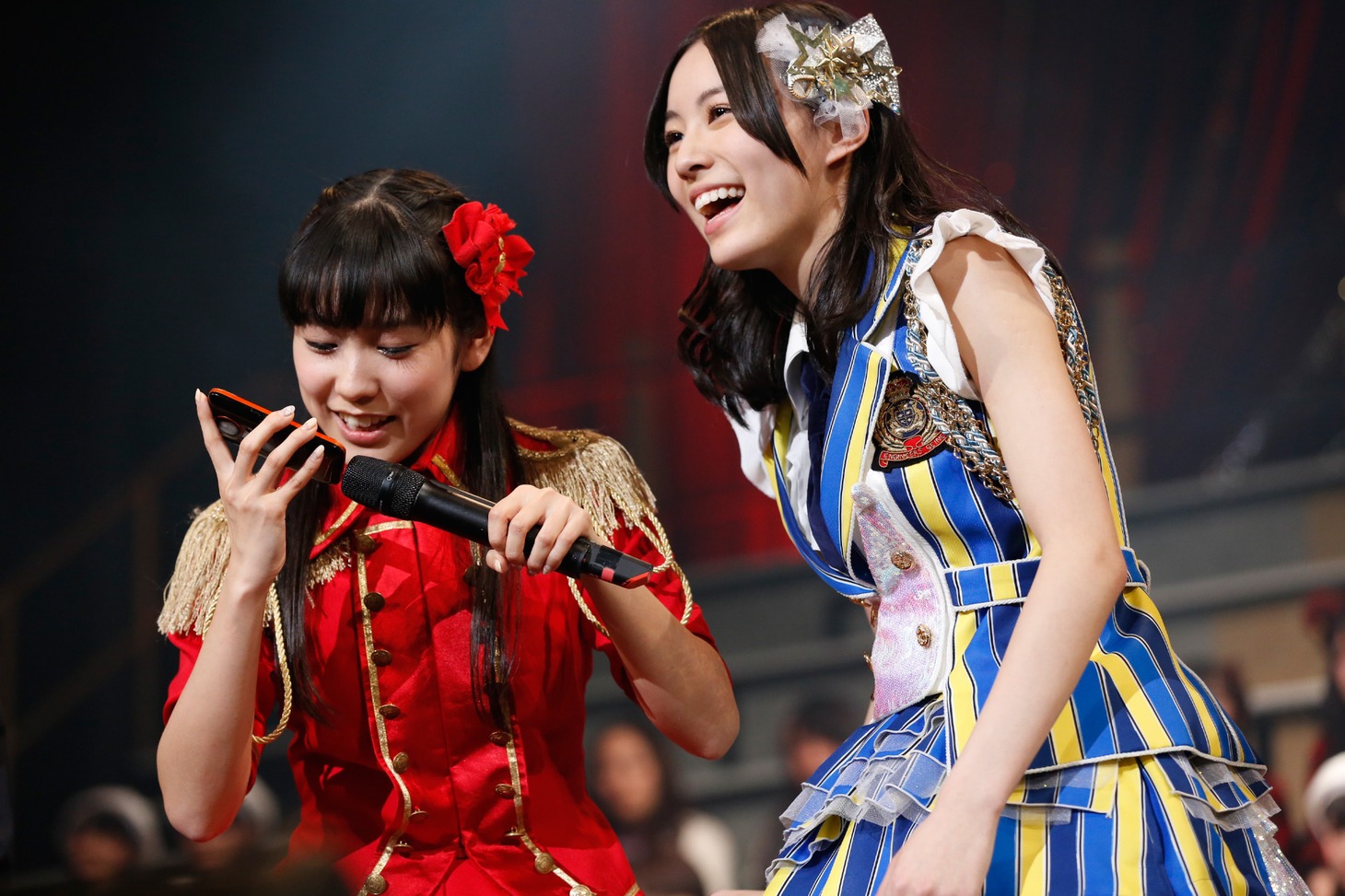 左から佐藤実絵子、松井珠理奈。 (c)AKS