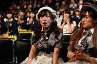 大場美奈（中央） (c)AKS