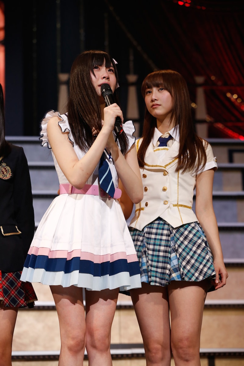 左から谷真理佳、松井玲奈。 (c)AKS