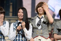 左から倉持明日香、大家志津香。 (c)AKS