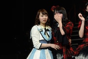 左から小笠原茉由、高橋朱里。 (c)AKS