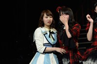 左から小笠原茉由、高橋朱里。 (c)AKS