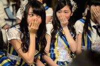 木崎ゆりあ（手前） (c)AKS