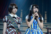 左から峯岸みなみ、木崎ゆりあ。 (c)AKS