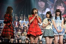 須田亜香里（中央） (c)AKS