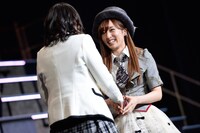 梅田彩佳（奥） (c)AKS