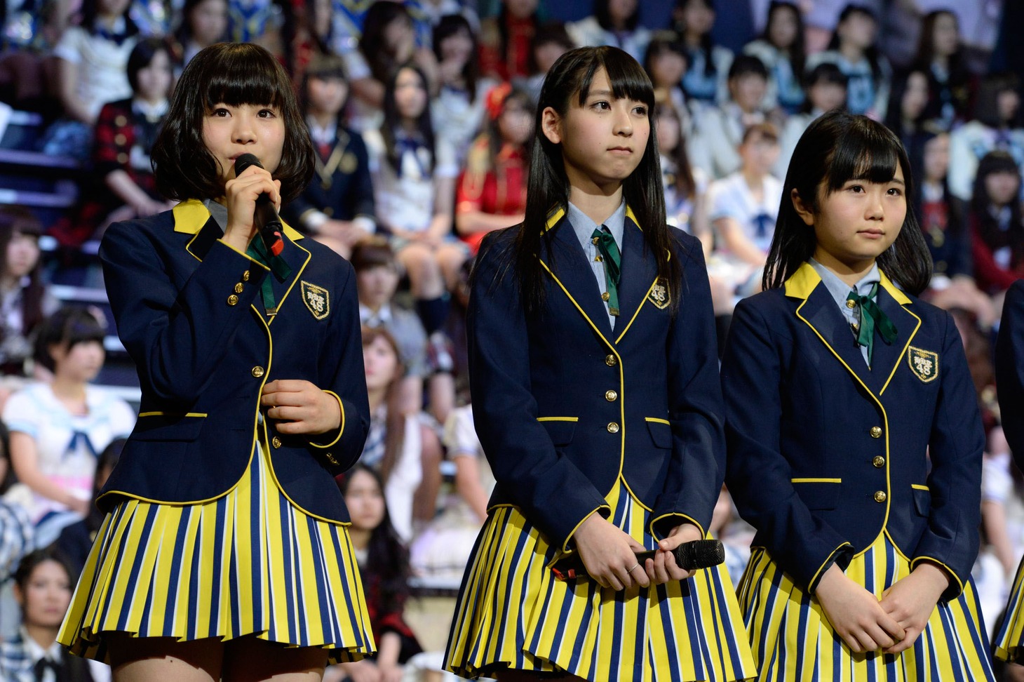 左から穴井千尋、松岡菜摘、秋吉優花。 (c)AKS