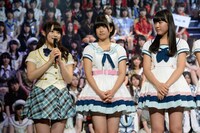 左から木本花音、朝長美桜、多田愛佳。 (c)AKS