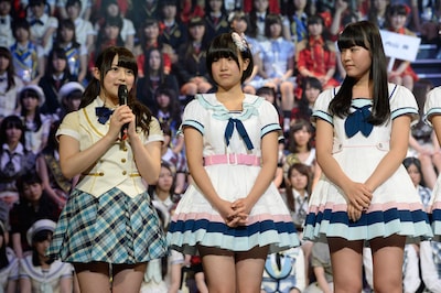 左から木本花音、朝長美桜、多田愛佳。 (c)AKS