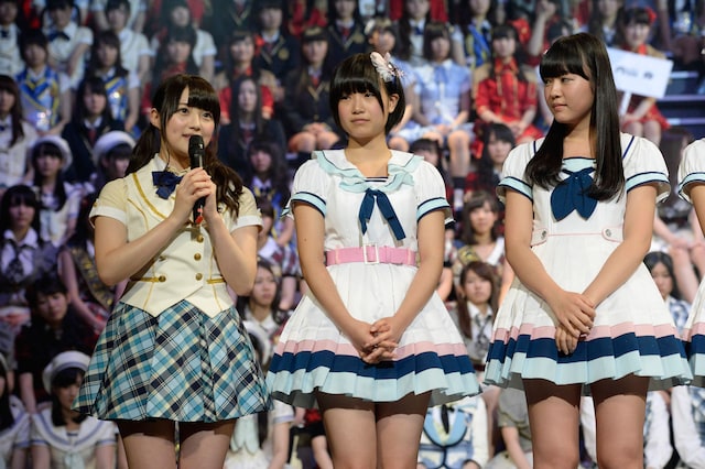 左から木本花音、朝長美桜、多田愛佳。 (c)AKS