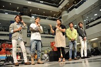 HY「HYスペシャルライブ」東京・サンシャインシティ 噴水広場の様子。