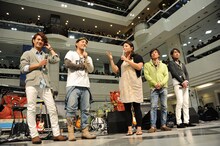 HY「HYスペシャルライブ」東京・サンシャインシティ 噴水広場の様子。