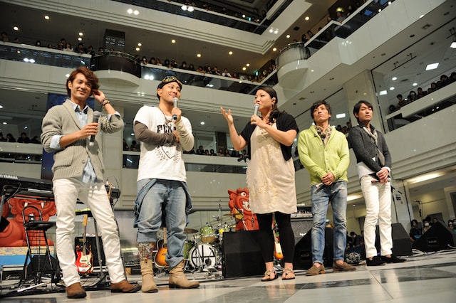 HY「HYスペシャルライブ」東京・サンシャインシティ 噴水広場の様子。