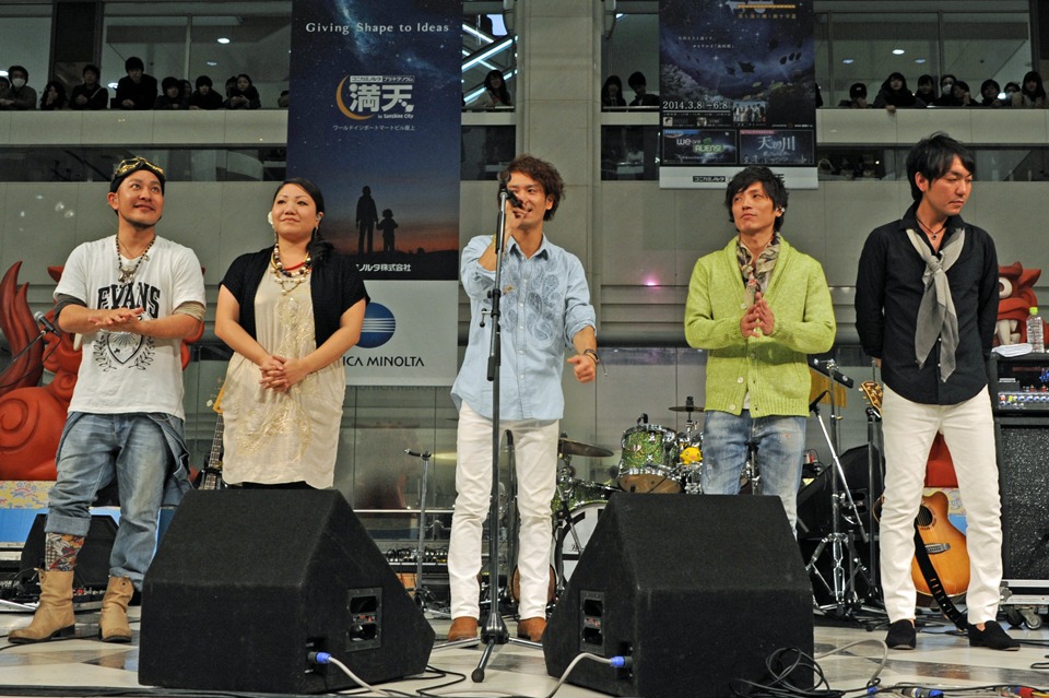 HY「HYスペシャルライブ」東京・サンシャインシティ 噴水広場の様子。