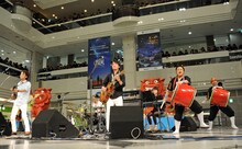 HY「HYスペシャルライブ」東京・サンシャインシティ 噴水広場の様子。