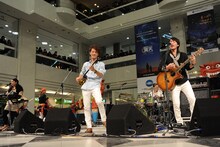 HY「HYスペシャルライブ」東京・サンシャインシティ 噴水広場の様子。