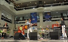 HY「HYスペシャルライブ」東京・サンシャインシティ 噴水広場の様子。