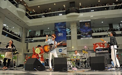 HY「HYスペシャルライブ」東京・サンシャインシティ 噴水広場の様子。