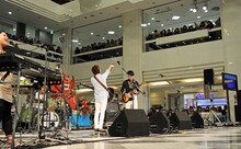 HY「HYスペシャルライブ」東京・サンシャインシティ 噴水広場の様子。