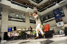 HY「HYスペシャルライブ」東京・サンシャインシティ 噴水広場の様子。