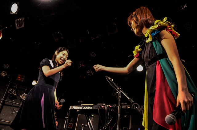 Dorothy Little Happyの白戸佳奈とねごとの蒼山幸子（Vo, Key）によるじゃんけん勝負の様子。