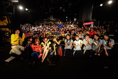 「QUATTRO MIRAGE vs @JAM vol.1」出演者による記念撮影の様子。