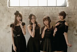 スフィア。左から戸松遥、寿美菜子、高垣彩陽、豊崎愛生。