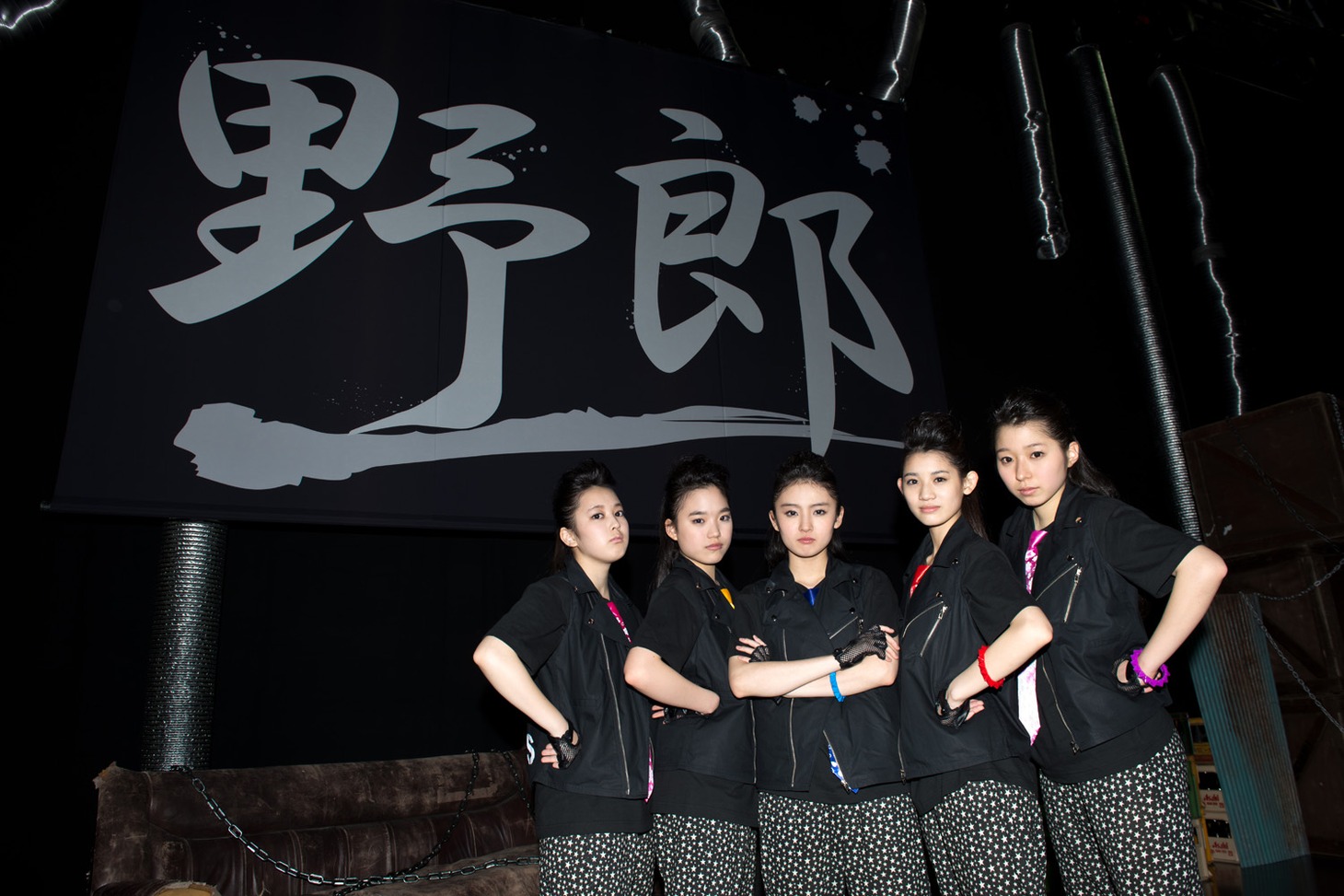 ライブ「野郎NIGHT2014」開催直前、「SYACHIHOKO SENSEN "T.F.O.S"」ベスト＆Tシャツを着こなしクールに決めるチームしゃちほこ（坂本遥奈は欠席）。