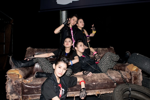 ライブ「野郎NIGHT2014」開催直前、「SYACHIHOKO SENSEN "T.F.O.S"」ベスト＆Tシャツを着こなしクールに決めるチームしゃちほこ（坂本遥奈は欠席）。