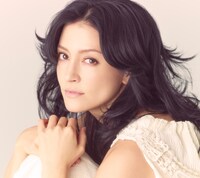 2014年の人気画像27位は「アンジェラ・アキ、ついにメガネを外し素顔披露」より、アンジェラ・アキ「TAPESTRY OF SONGS –THE BEST OF ANGELA AKI」初回限定盤ジャケット。