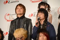 雅友（G / 左）と勇-YOU-（Vo / 右）による男性2人組ユニット・SCREEN mode。雅友は田村ゆかり、水樹奈々らの楽曲を手がけるサウンドプロデューサー太田雅友。