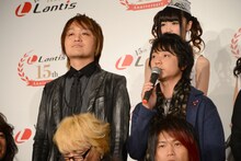 雅友（G / 左）と勇-YOU-（Vo / 右）による男性2人組ユニット・SCREEN mode。雅友は田村ゆかり、水樹奈々らの楽曲を手がけるサウンドプロデューサー太田雅友。