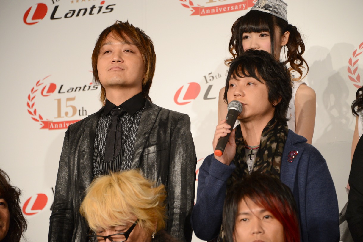 雅友（G / 左）と勇-YOU-（Vo / 右）による男性2人組ユニット・SCREEN mode。雅友は田村ゆかり、水樹奈々らの楽曲を手がけるサウンドプロデューサー太田雅友。