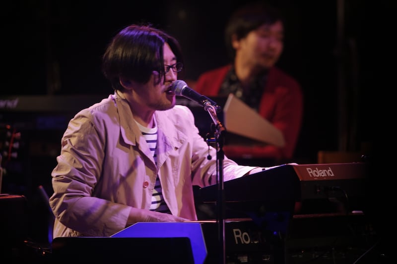 冨田ラボこと冨田恵⼀(Key, G)。 (Photo by kamiiisaka hajime)