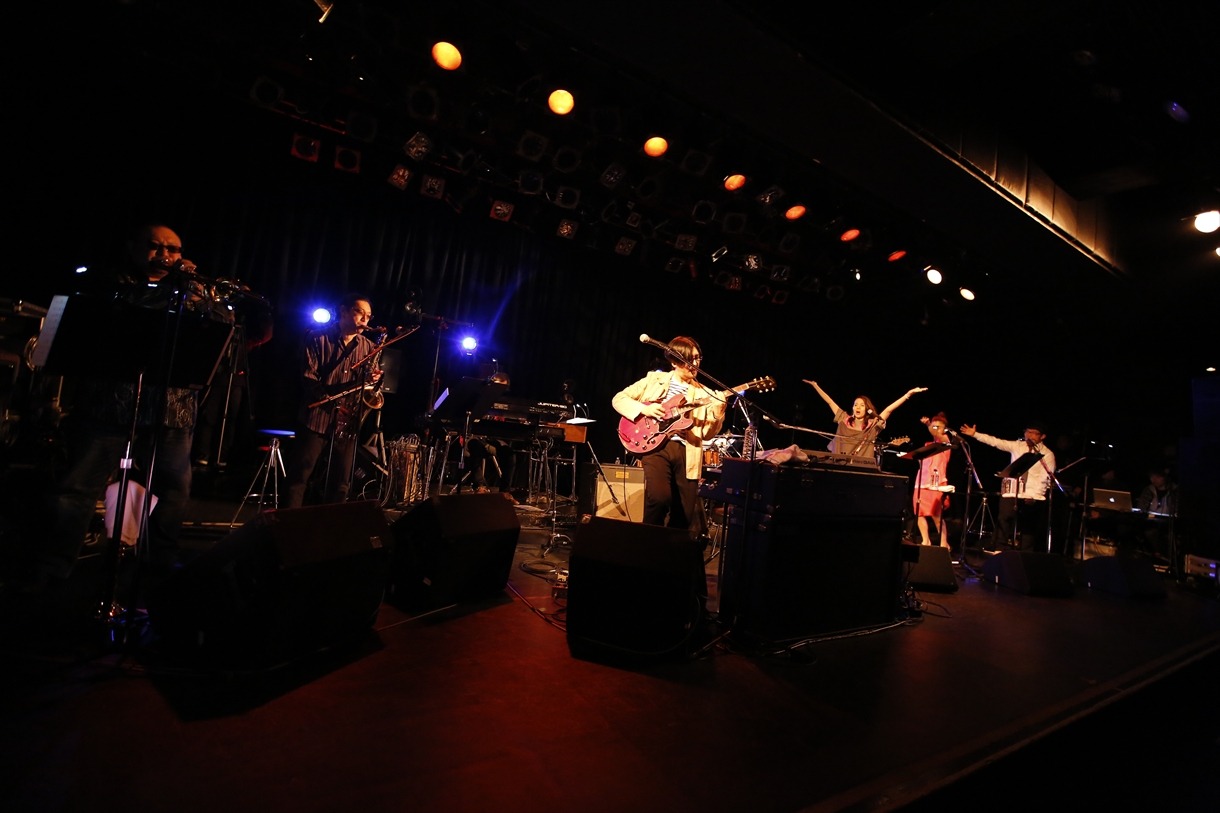 「冨田ラボ LIVE -INSTRUMENTS & VOICES-」の様子。 （Photo by kamiiisaka hajime）