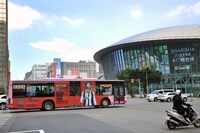 福山雅治の広告がラッピングされた台湾のバス。