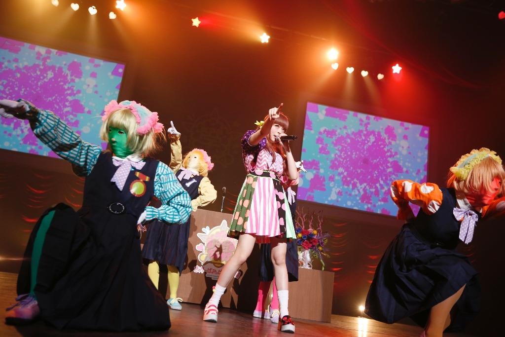 「きゃりーぱみゅぱみゅ学園 合同卒業式」ミニライブの様子。