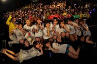 「QUATTRO MIRAGE vs @JAM vol.1」出演者による記念撮影の様子。