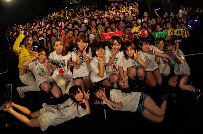 「QUATTRO MIRAGE vs @JAM vol.1」出演者による記念撮影の様子。